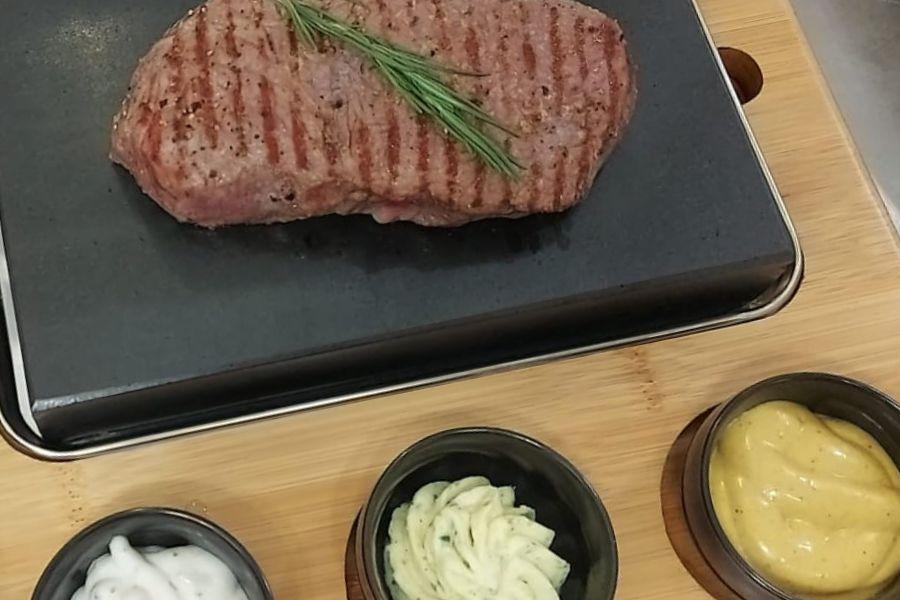 Heißer Stein mit Dips
