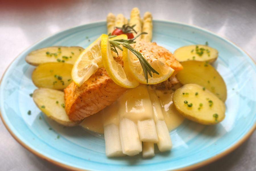 Spargel mit Lachs - Spargelkarte Restaurant Rhein-Perle