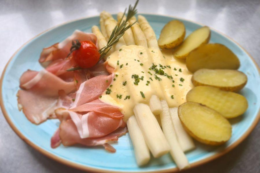 Spargel mit Schinken - Spargelwochen essen in der Rhein-Perle