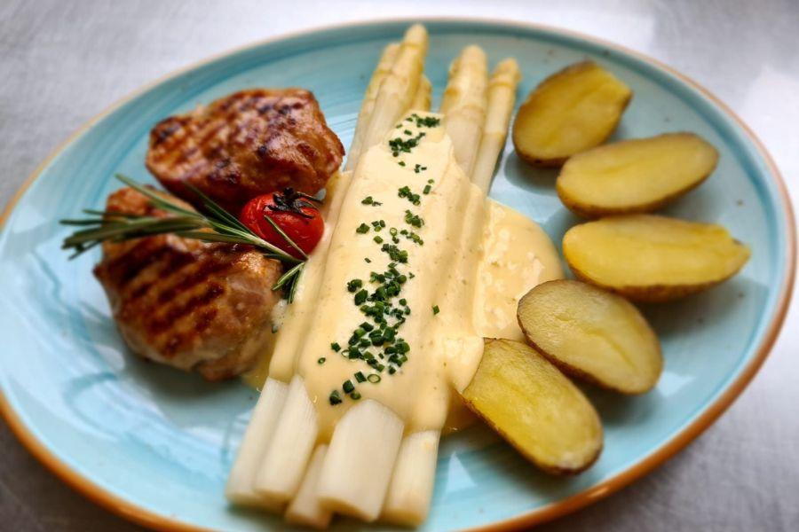 Spargel mit Schweinefilet in der Rhein-Perle Waldshut essen gehen