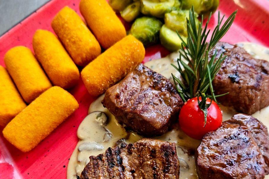 Wildmeddaillons mit Rosenkohl und Kroketten