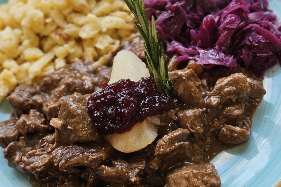 Wildragout mit Rotkraut und Spätzle im Restaurant Rheinperle Waldshut